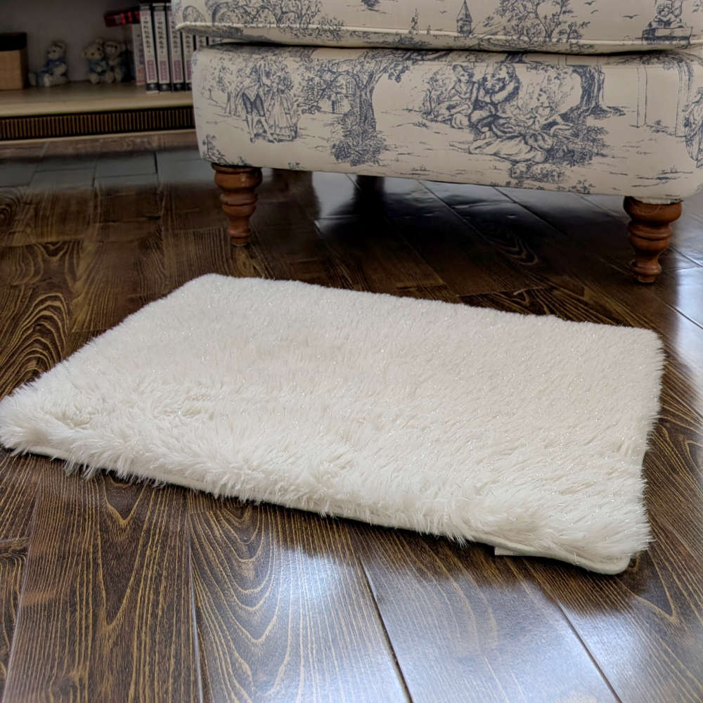 Floor Mat White Poly-Fur Shiny 43cm x 61cm